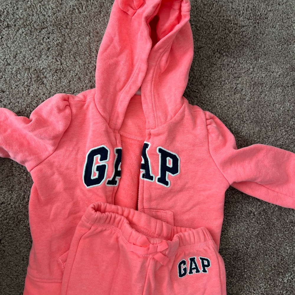 Baby gap set.